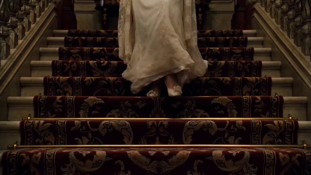 Gothic-Mystery-Szene: Frau steigt Treppe hinab