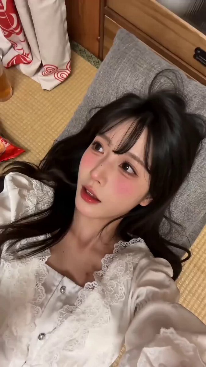 Coser พักผ่อนบนเสื่อทาทามิหลังปาร์ตี้