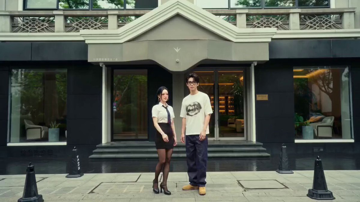 Zwei Reisende erkunden China im Wes-Anderson-Stil