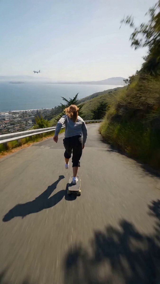 Ultra-realistisches Downhill-Skateboarding mit kinoreifer Kameraführung