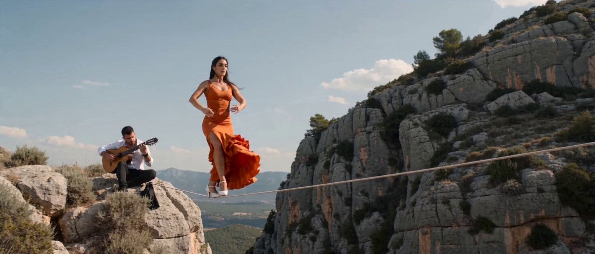 Flamenco-Tänzerin auf einer Slackline