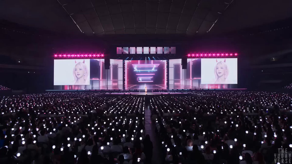 Espectáculo futurista de concierto de K-pop
