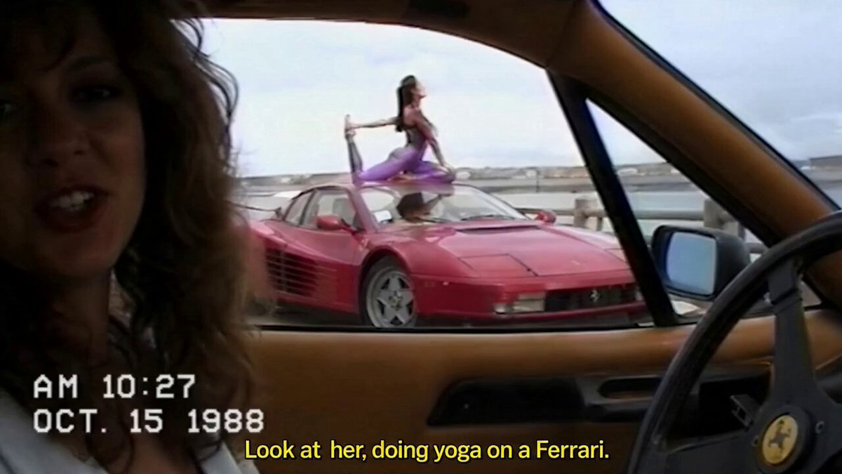 Amateur-POV-Yoga-Session auf einem Ferrari