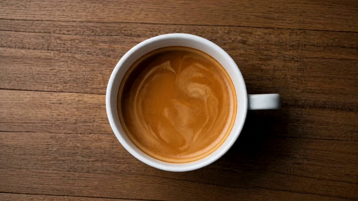 Cinematische Makro-Latte-Art-Entstehung