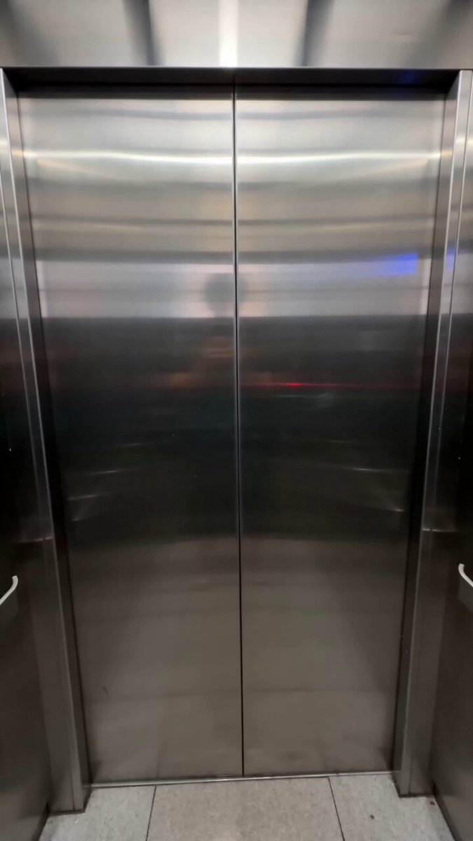 POV: Begegnung mit einem Star im Aufzug