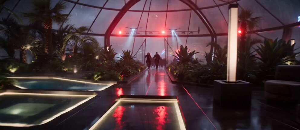 Futuristische Sky-Garden-Kuppel-Verfolgungsjagd