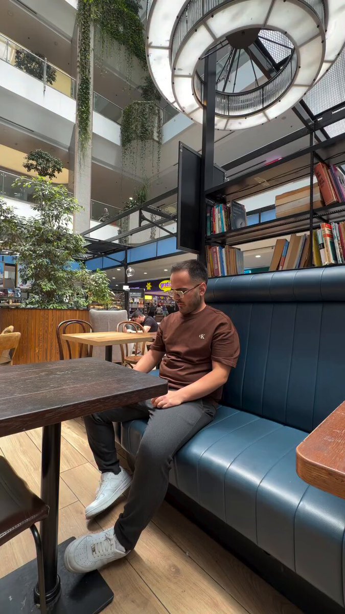 ภาพมุมกว้างของคาเฟ่ในห้างสรรพสินค้า