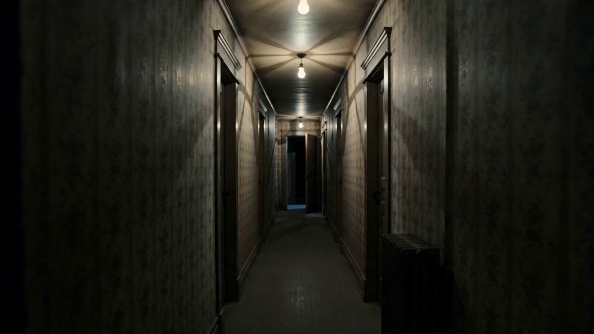 Cinematisches Prestige-Horror-Flur-Video