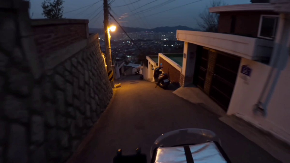 Koreanischer Motorrad-Lieferdienst Action-Video-Prompt