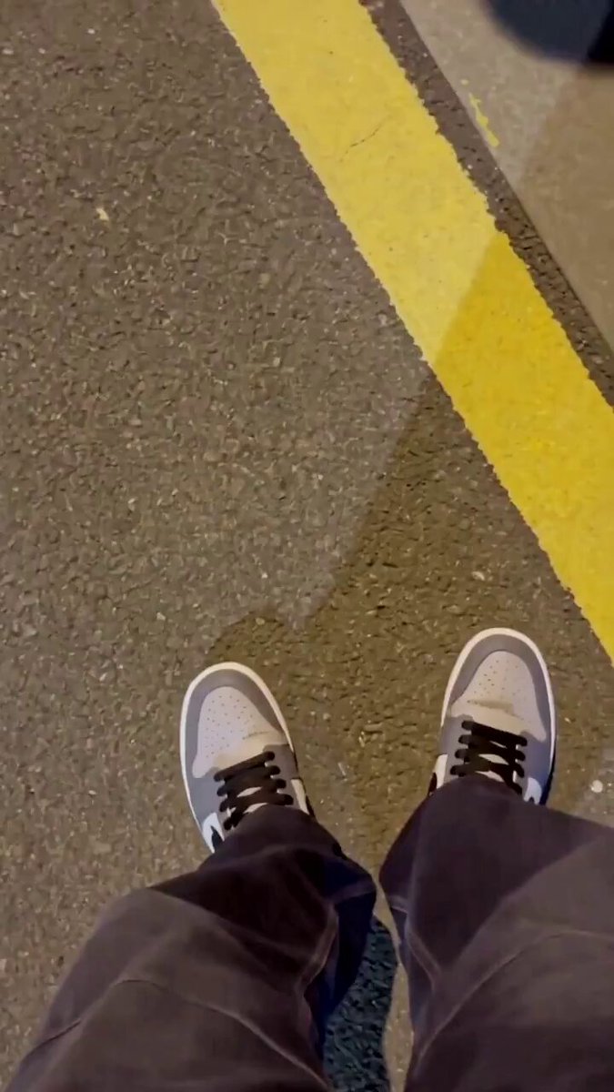 iPhone 手持ち撮影風のリアルなストーリー動画