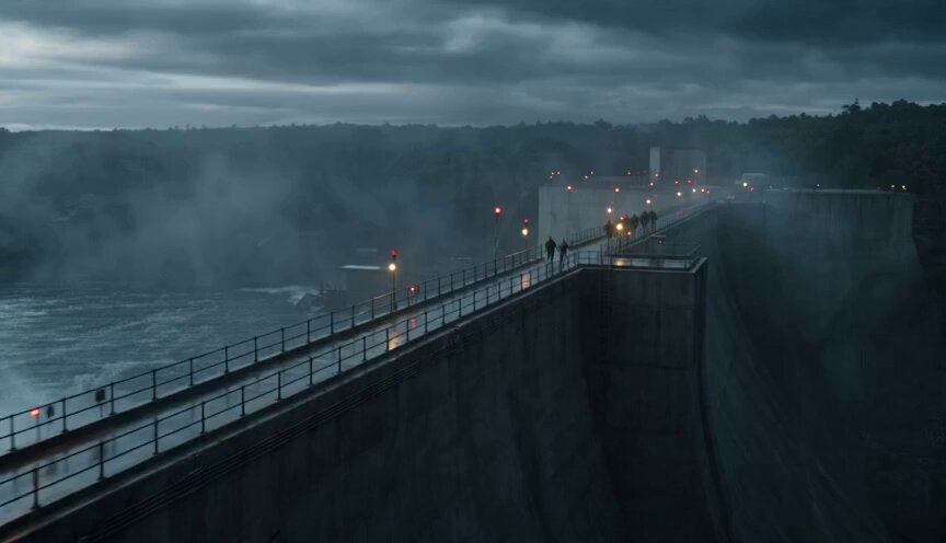 Filmreife Action-Szene: Flucht über den Staudamm