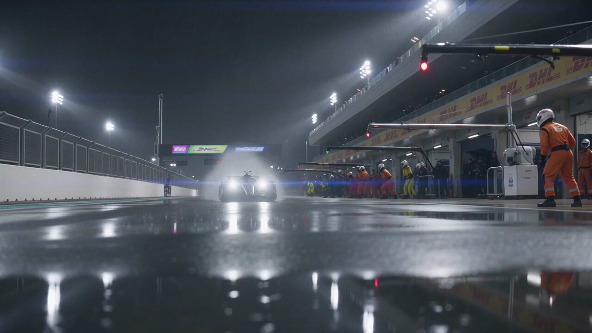 F1 ナイトレースの雨中ピットストップ