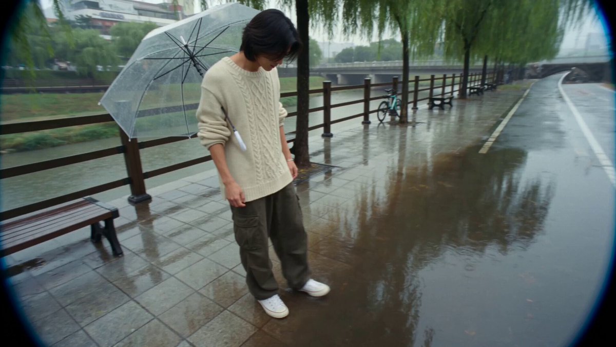 Hyperrealistischer Prompt für eine Dokumentation am koreanischen Flussufer