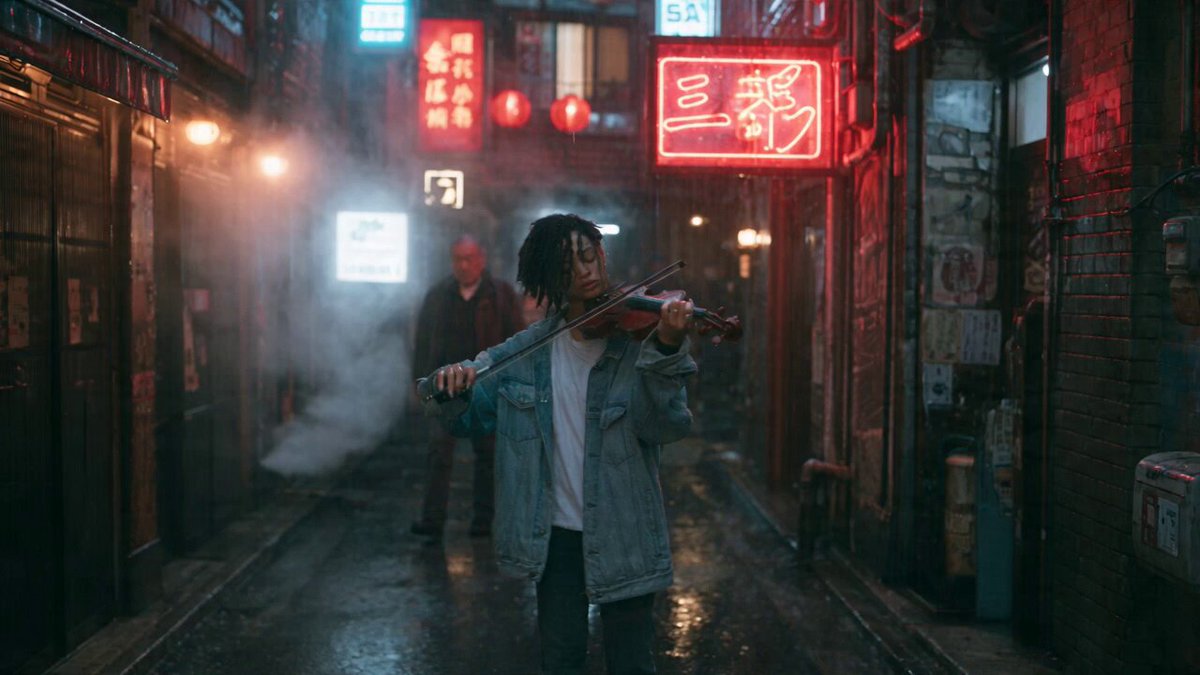 Geigerin im verregneten Neon-Tokio