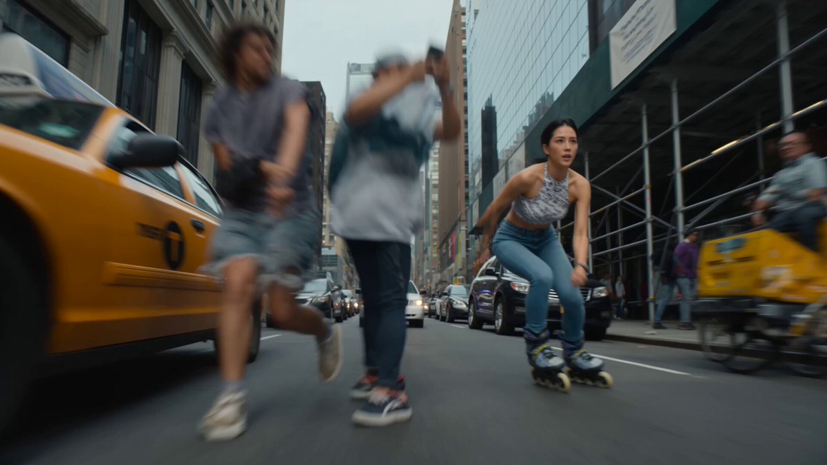 Filmreife Action-Sequenz beim Rollschuhlaufen