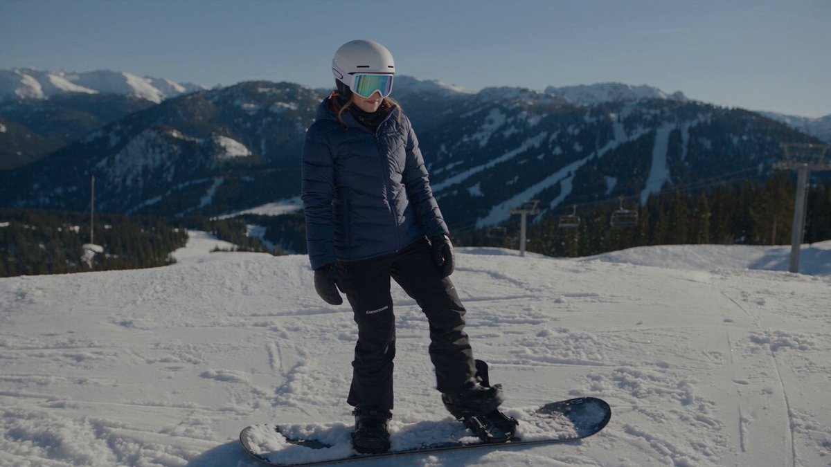 Snowboarder im alpinen Terrain Park