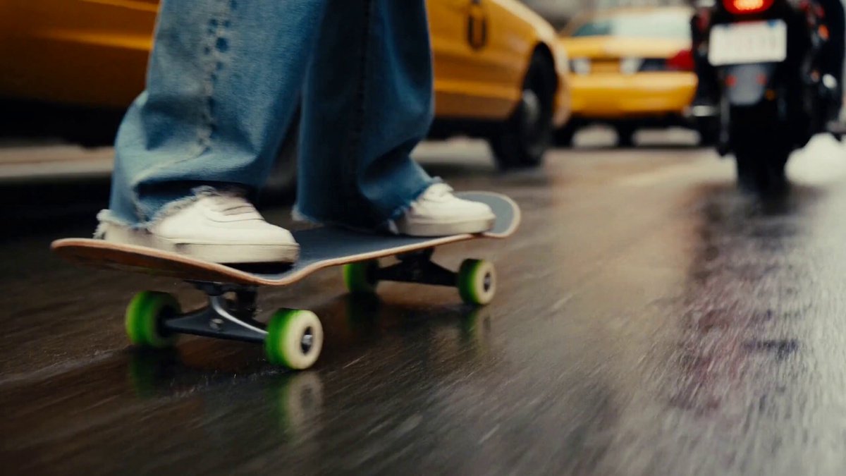 Chaotische Skateboarding-Action in der Stadt