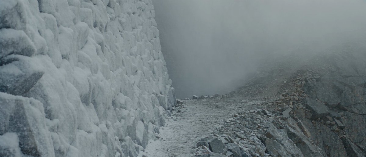 Soldaten im Gebirgspass im Nebel