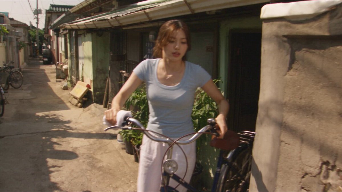 Koreanisches Mädchen reinigt Roller – DV-Vlog