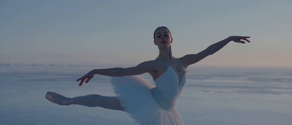 北極の氷上で踊るバレリーナのシネマティック映像