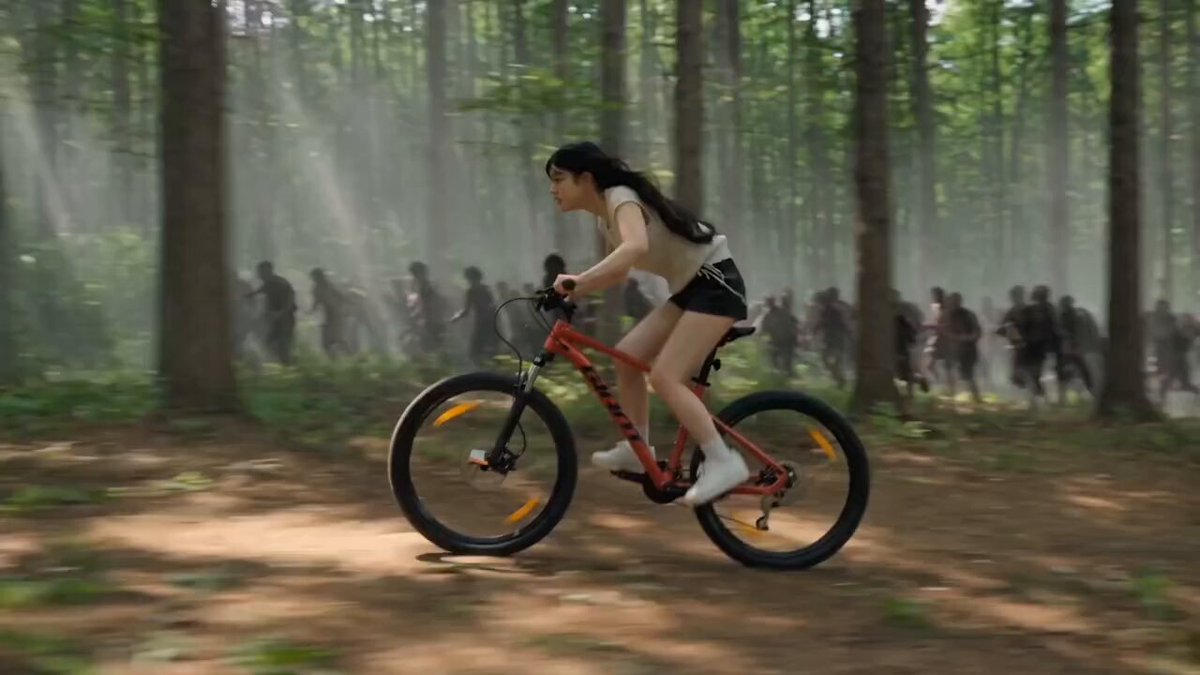 ゾンビの森での自転車チェイスシーン