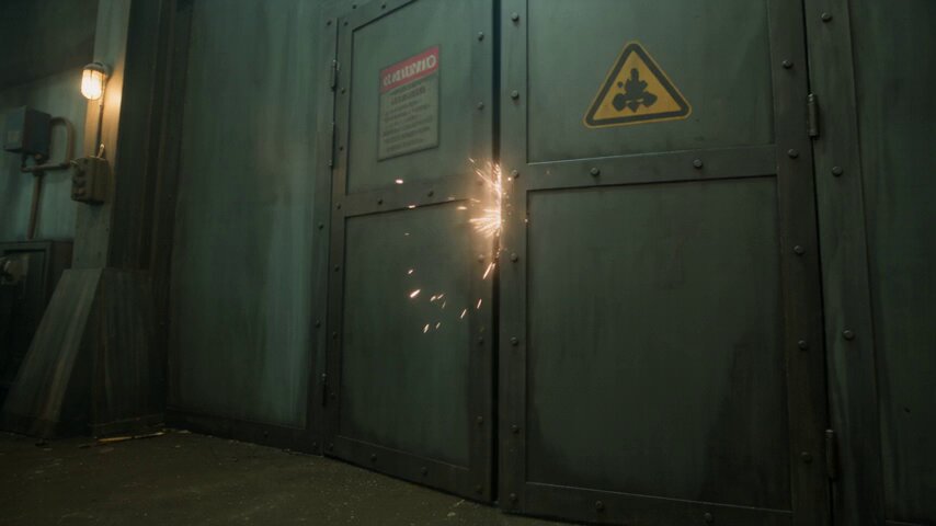 Action-Sequenz: Spionage in der Industrieanlage