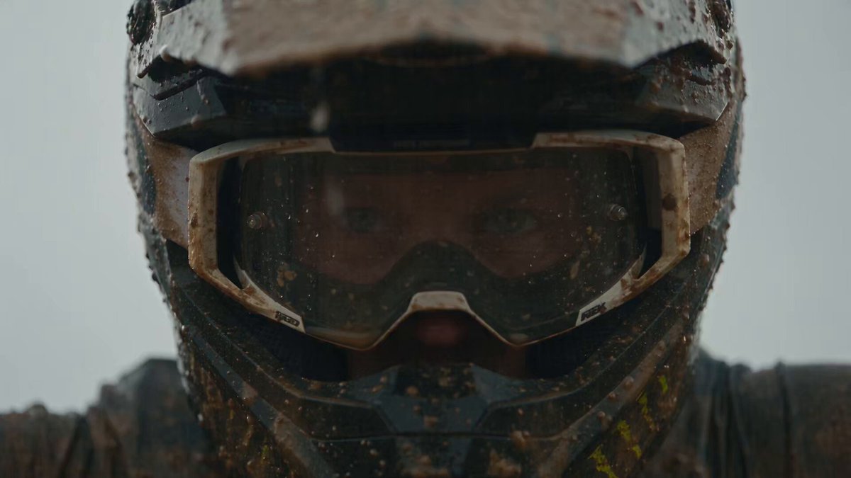 Cinematisches, schlammiges Motocross-Rennen