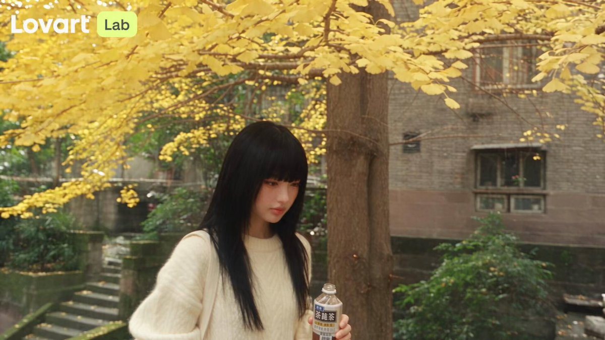 Vlog einer asiatischen Frau an einem Herbstnachmittag