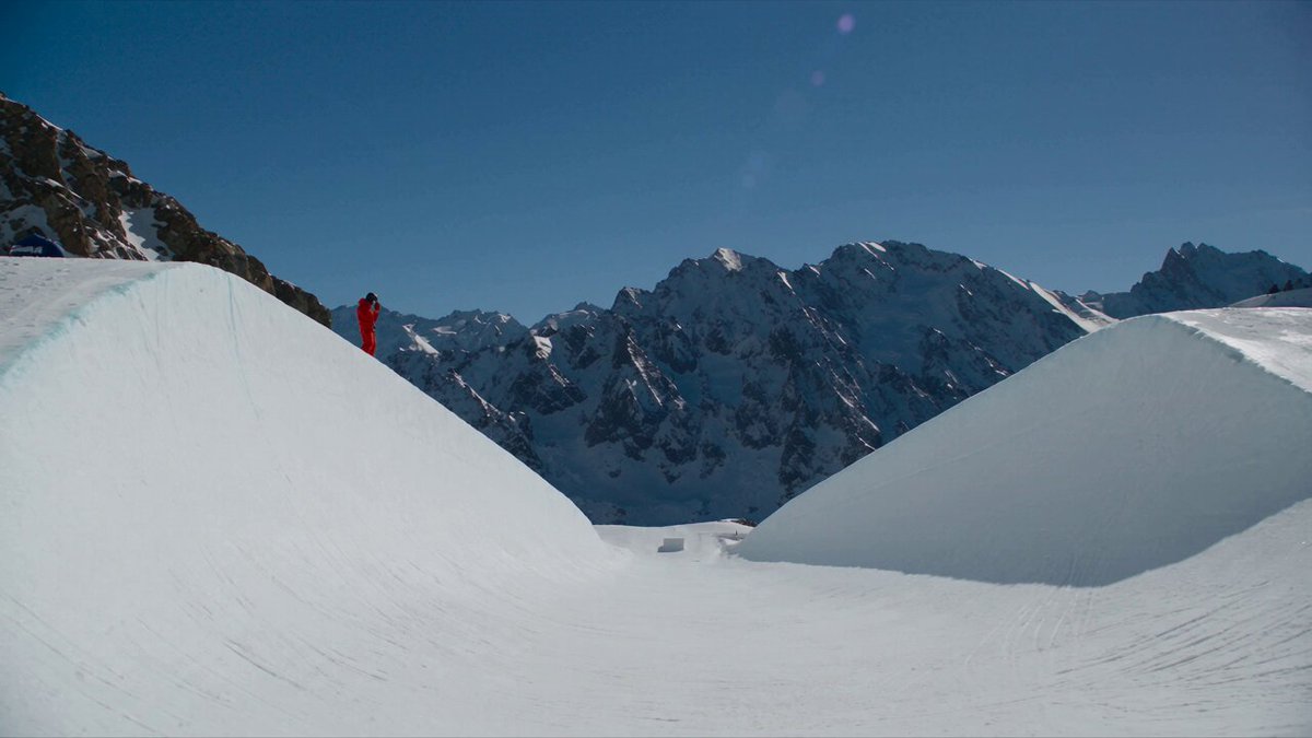 Professioneller Snowboard-Halfpipe-Run