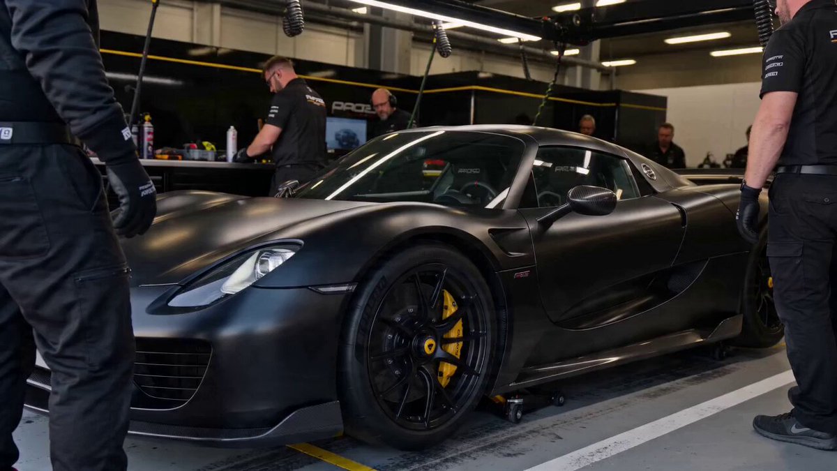 Supercar Spec Ad: Geschwindigkeit ist einfach, Kontrolle ist alles