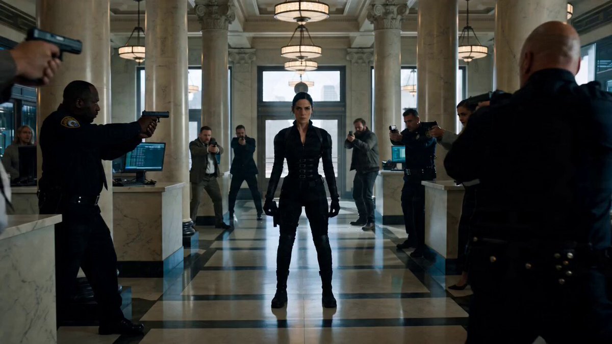 Cinematic Battle Prompt für eine weibliche Agentin