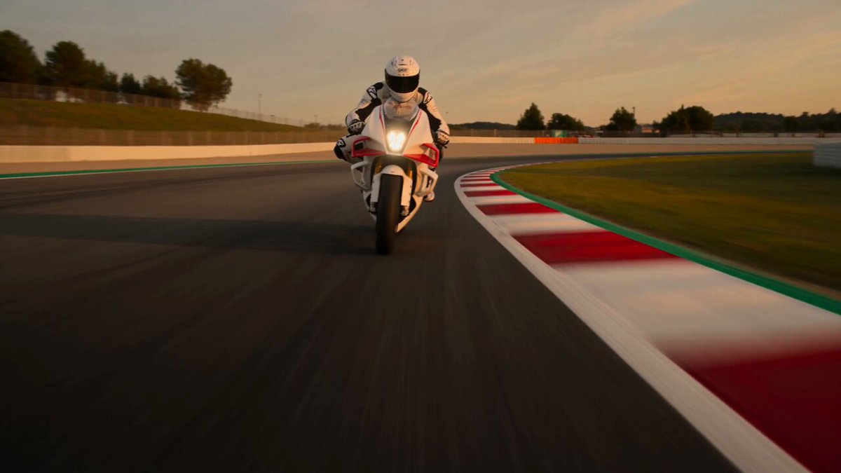 Superbike-Rennsequenz bei Sonnenuntergang