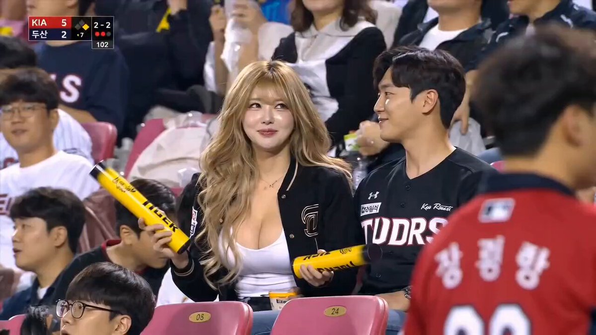 Japanerin bei einem KBO-Baseballspiel