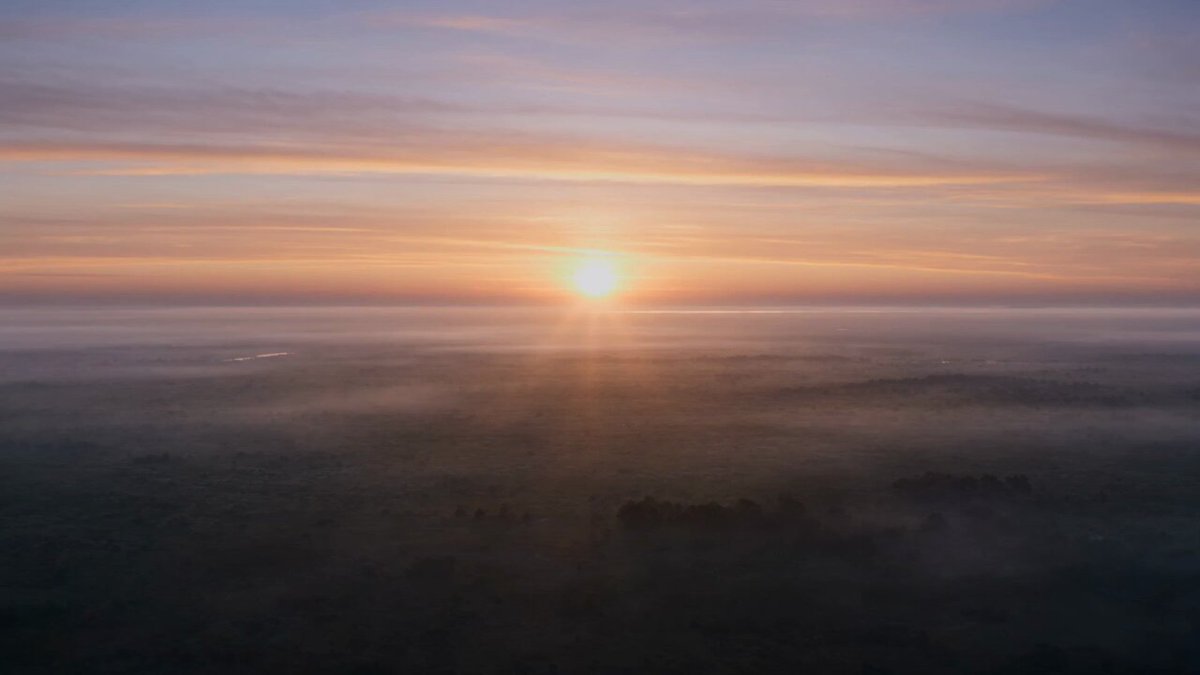 Sich selbst aufbauende Stadtlandschaft bei Sonnenaufgang