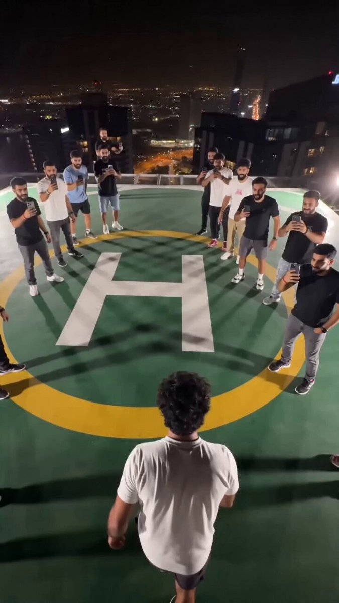 UGC-Stunt auf dem nächtlichen Hochhausdach